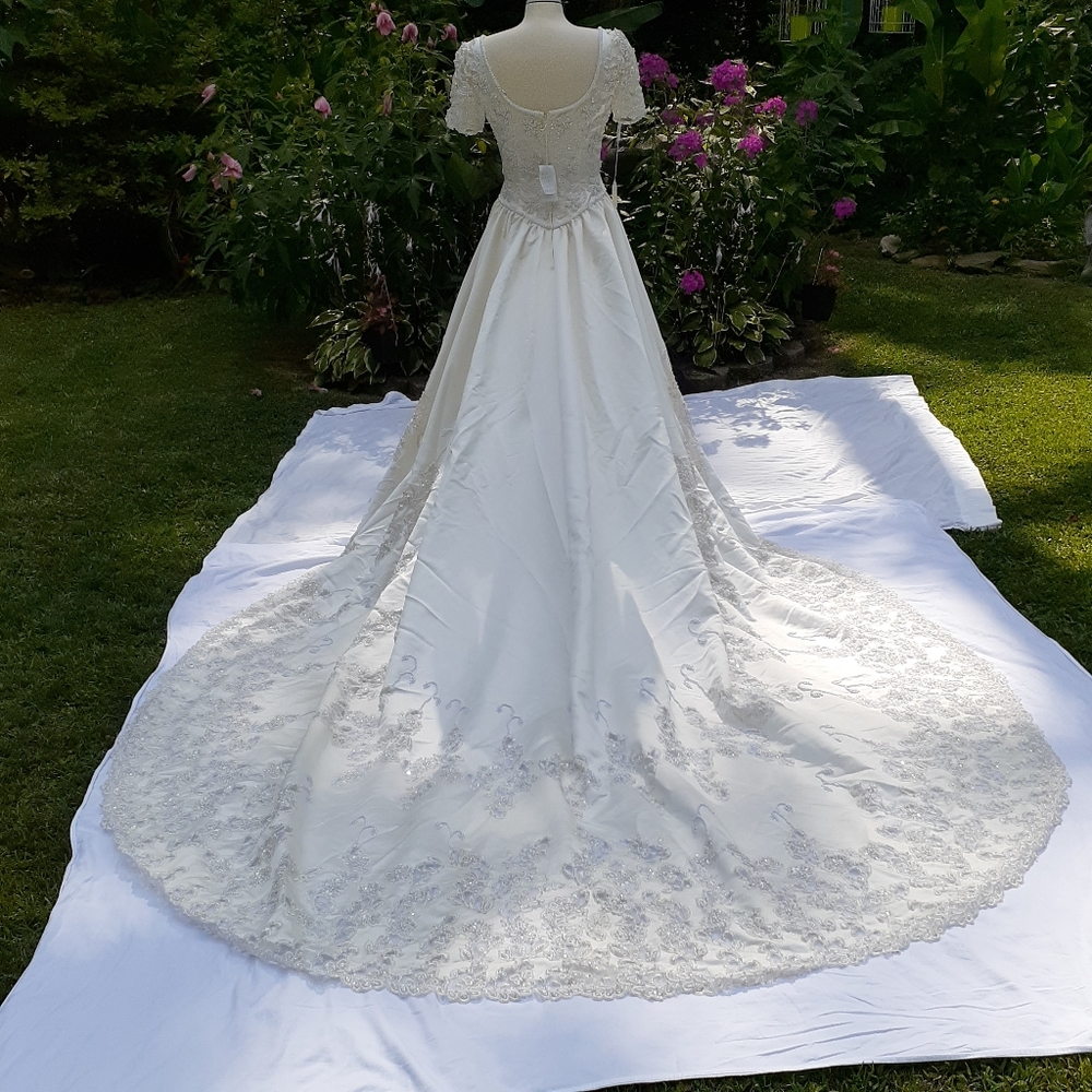 WEDDING DRESS OFF WHITE ZIP CLOSURE